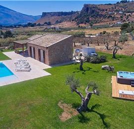 3 bedroom villa with infinity pool and jacuzzi, Scopello, sleeps 5-6